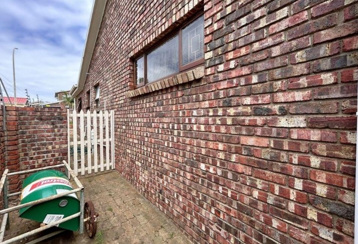 4 Bedroom Property for Sale in Wavecrest Eastern Cape